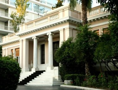 Μαξίμου: «Ας θυμόταν να κάνει τον κουβαρντά όταν καταψήφιζε τα 620 εκ. ευρώ για τους χαμηλοσυνταξιούχους ο Κ. Μητσοτάκης»